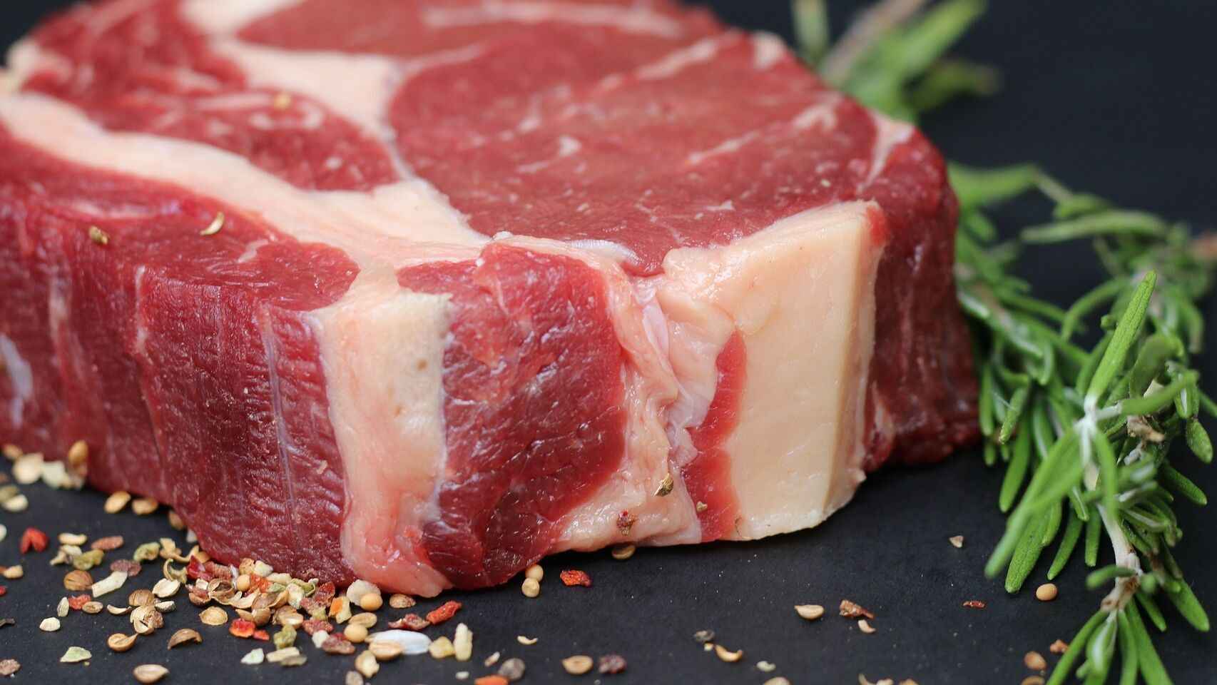La carne puede contener entre un 20 y un 30 por ciento de proteínas.