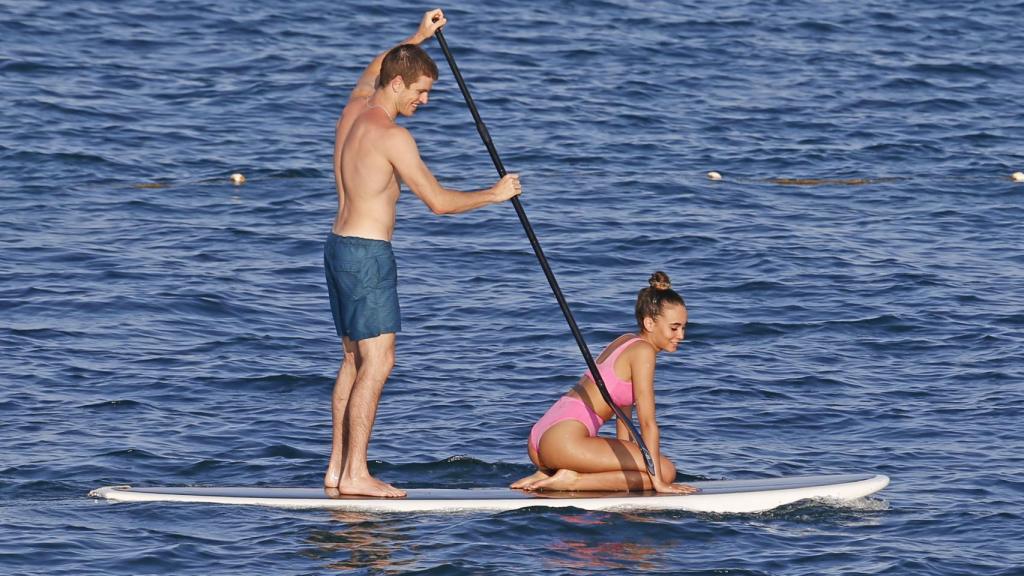 Aitana y Miguel practicando juntos paddle-surf.