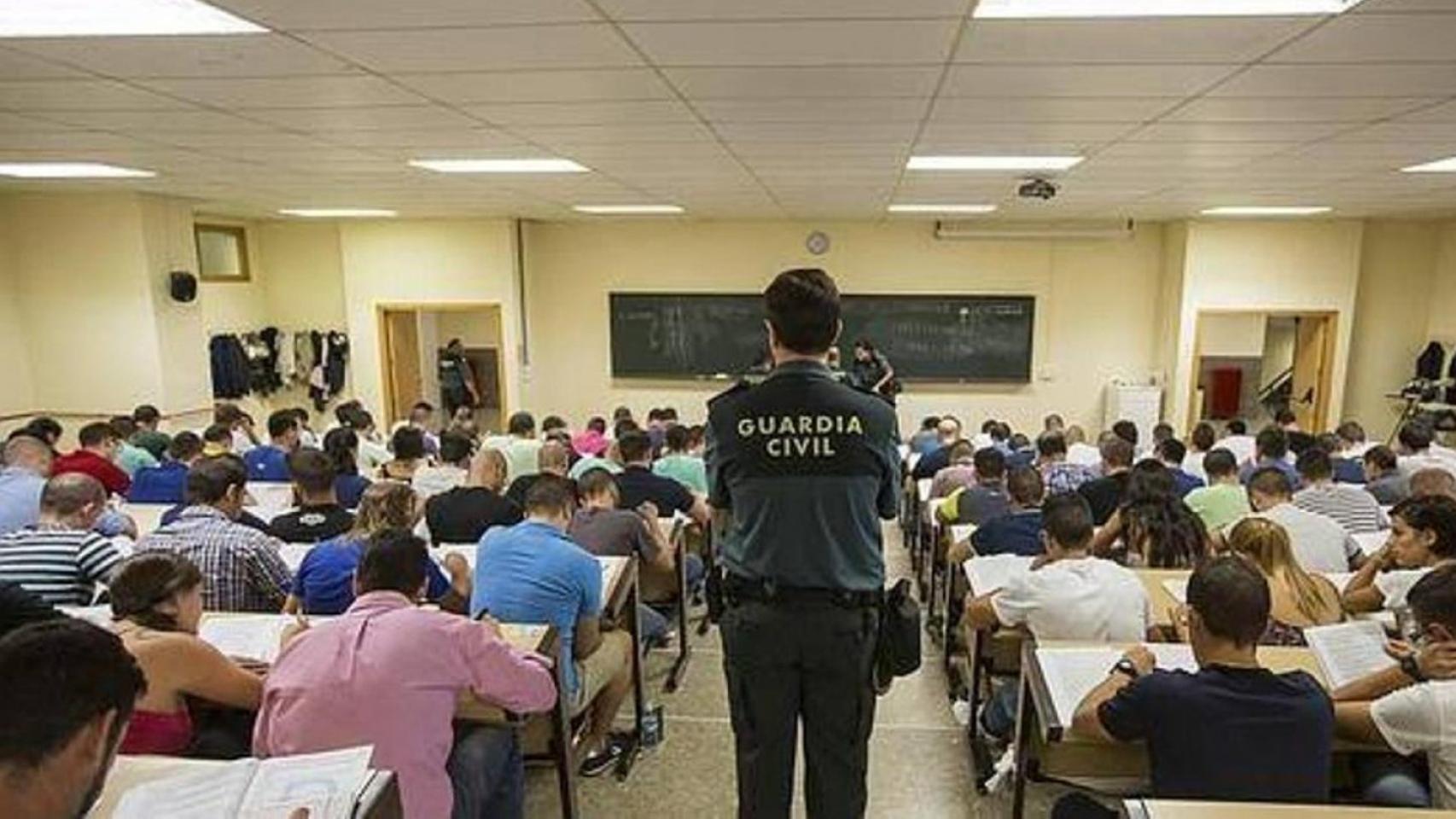 Un guardia civil supervisa el examen de acceso al cuerpo.