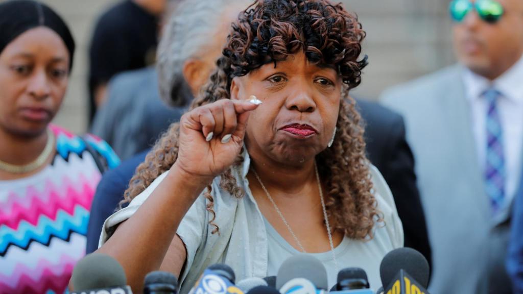 Gwen Carr, madre de Eric Garner, se dirige a los medios tras la resolución de la Justicia