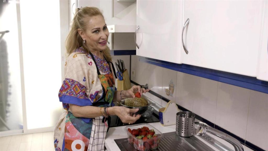 Rosa Benito cocinando su primer plato, segundo y postre.