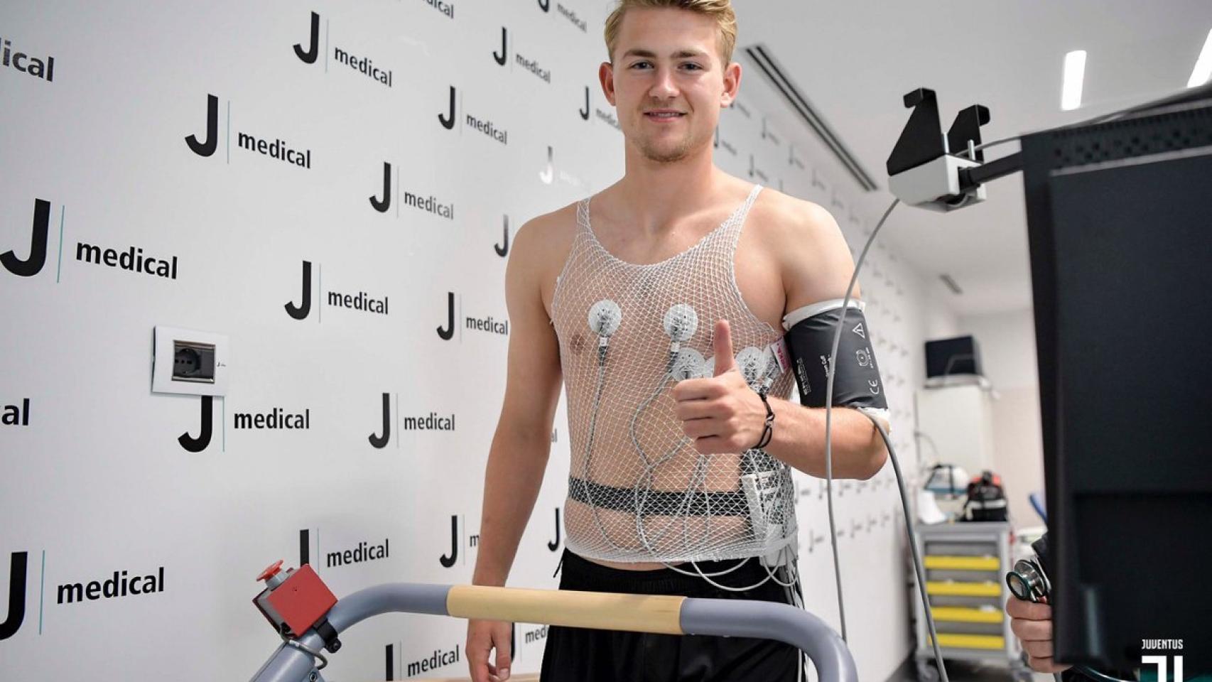 De Ligt pasa reconocimiento médico con la Juventus. Foto: Twitter (@juventusfc)