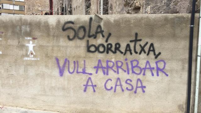 Sola, borracha, quiero volver a casa; la pintada está cerca de donde se produjo la violación de Manresa