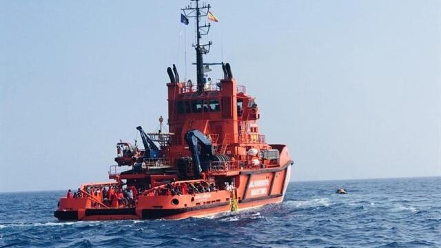 Salvamento Marítimo acude al rescate de una patera.