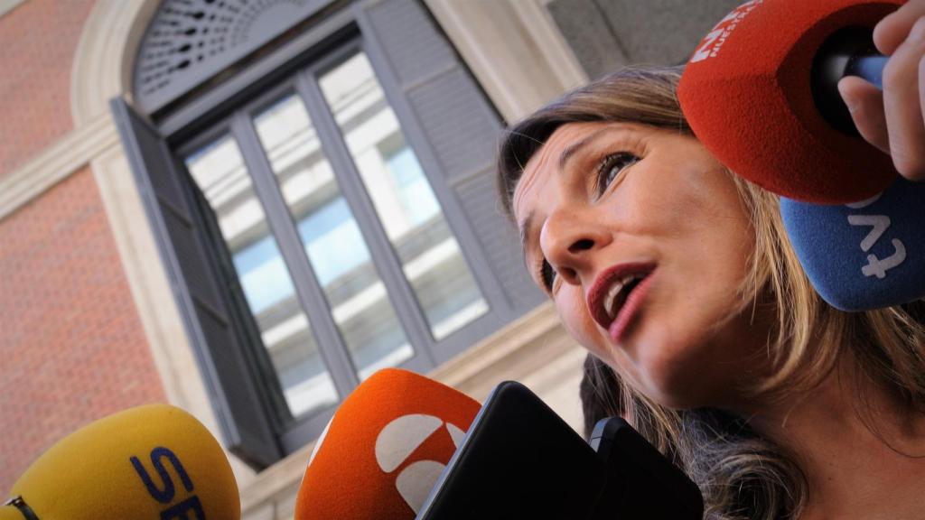 Yolanda Díaz (Unidas Podemos) atiende a la prensa en el patio del Congreso.