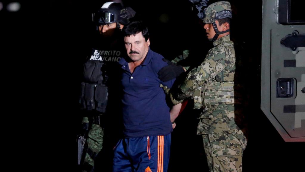 El Chapo escoltado por soldados en Ciudad de México en 2016