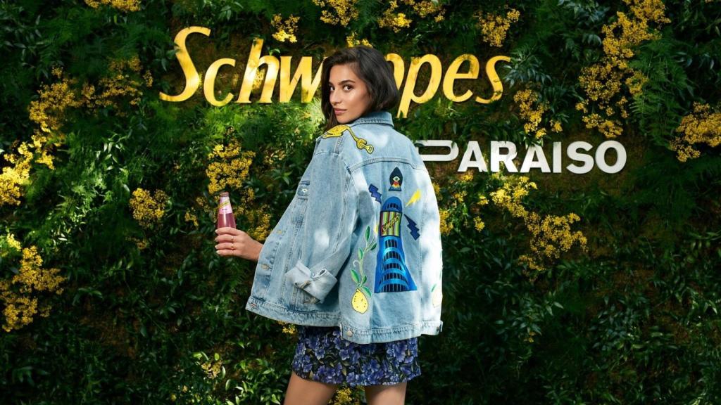 La modelo Rocío Crusset con la nueva cazadora de Schweppes.