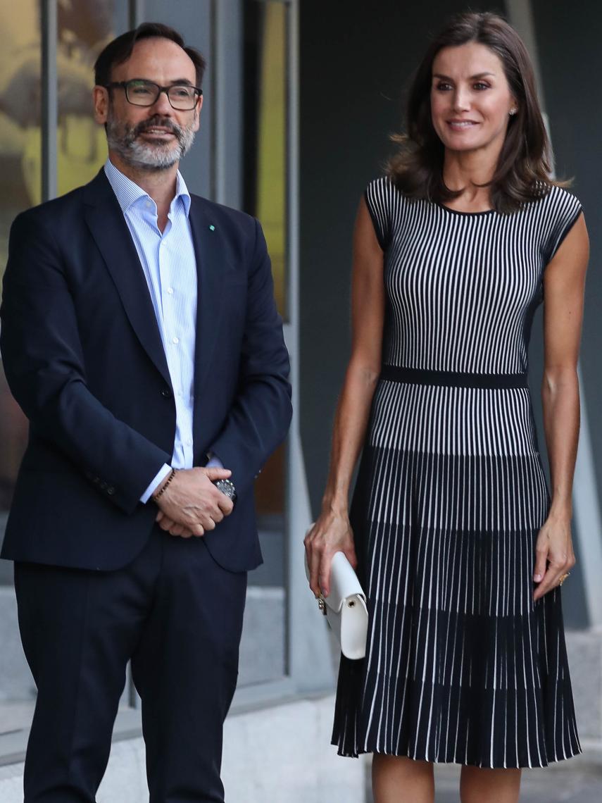 La reina Letizia y Fernando Garea, presidente de la agencia Efe, posan para los medios de comunicación.