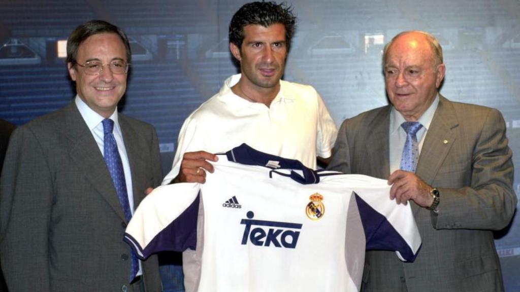 Florentino Pérez, Luis Figo y Alfredo Di Stéfano durante la presentación del portugués con el Real Madrid