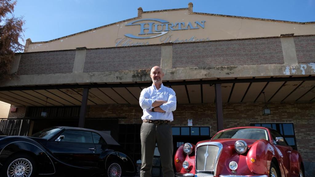 Juan Hurtado, al frente del taller de Hurtan Automóviles.