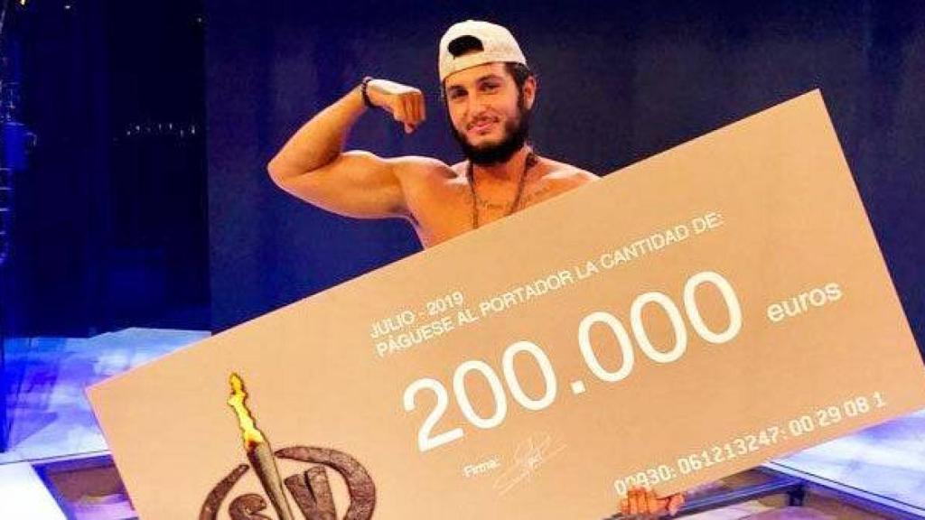 Omar muestra el cheque gigante de 200.000 euros