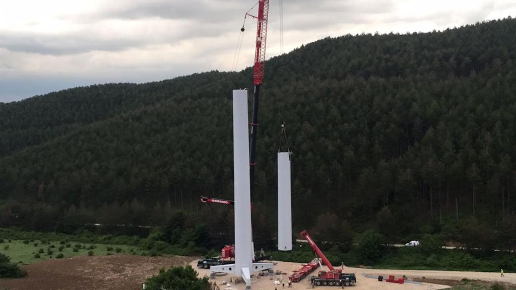 Montaje de una de las torres elevadas con la tecnología autoizable de la española Nabrawind.