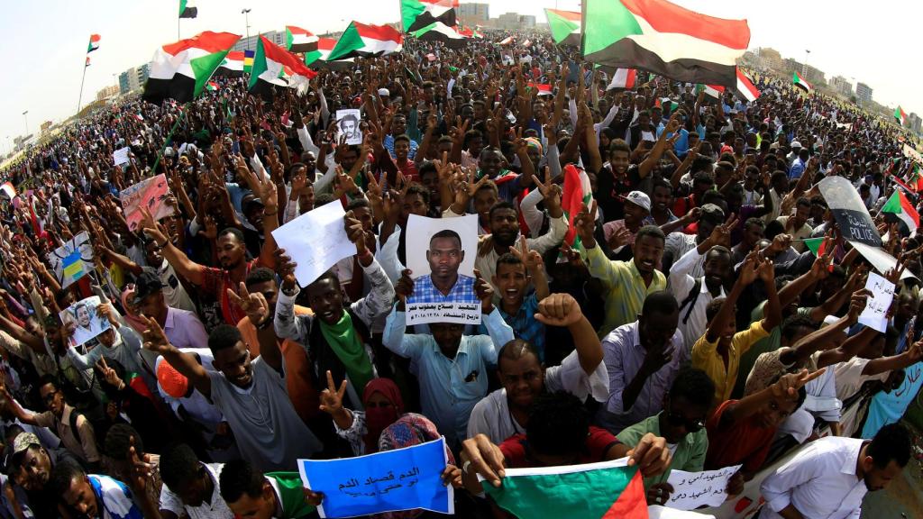 Sudaneses se concentran en un mitin en honor a los manifestantes caídos en la Plaza Verde de Jartum.