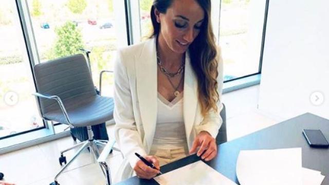 Allani firma su contrato con el Tacón. Foto: Instagram (@asllani9)