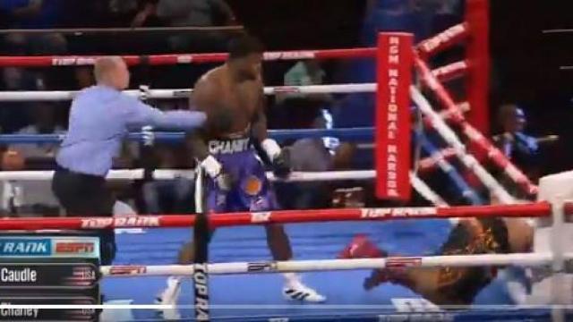 KO de Cassius Chaney que envía a Joel Caudle fuera del ring