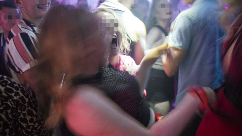 Dos chicas divirtiéndose en el interior de una discoteca en Punta Ballena
