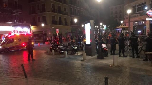 Incidentes en la madrugada del viernes al sábado 20 de julio entre argelinos y senegaleses en Lavapiés. Foto: Twitter (@Fernando_Ruiz_P).