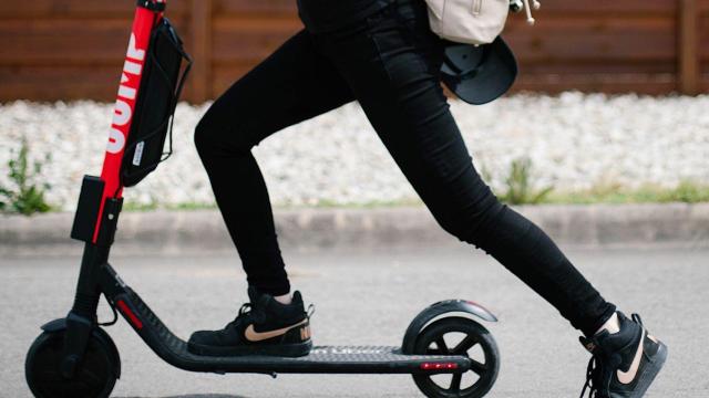 Inconsciente tras ser embestido por una furgoneta cuando circulaba en patinete en A Coruña