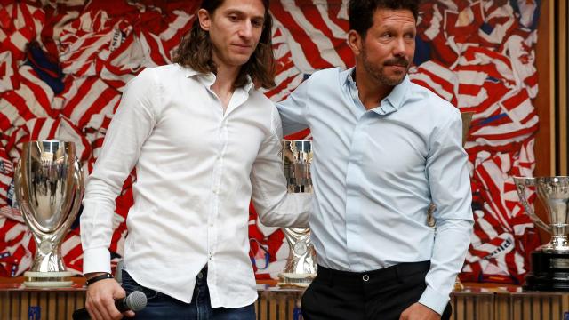 Filipe Luis posa con Simeone en su despedida como rojiblanco