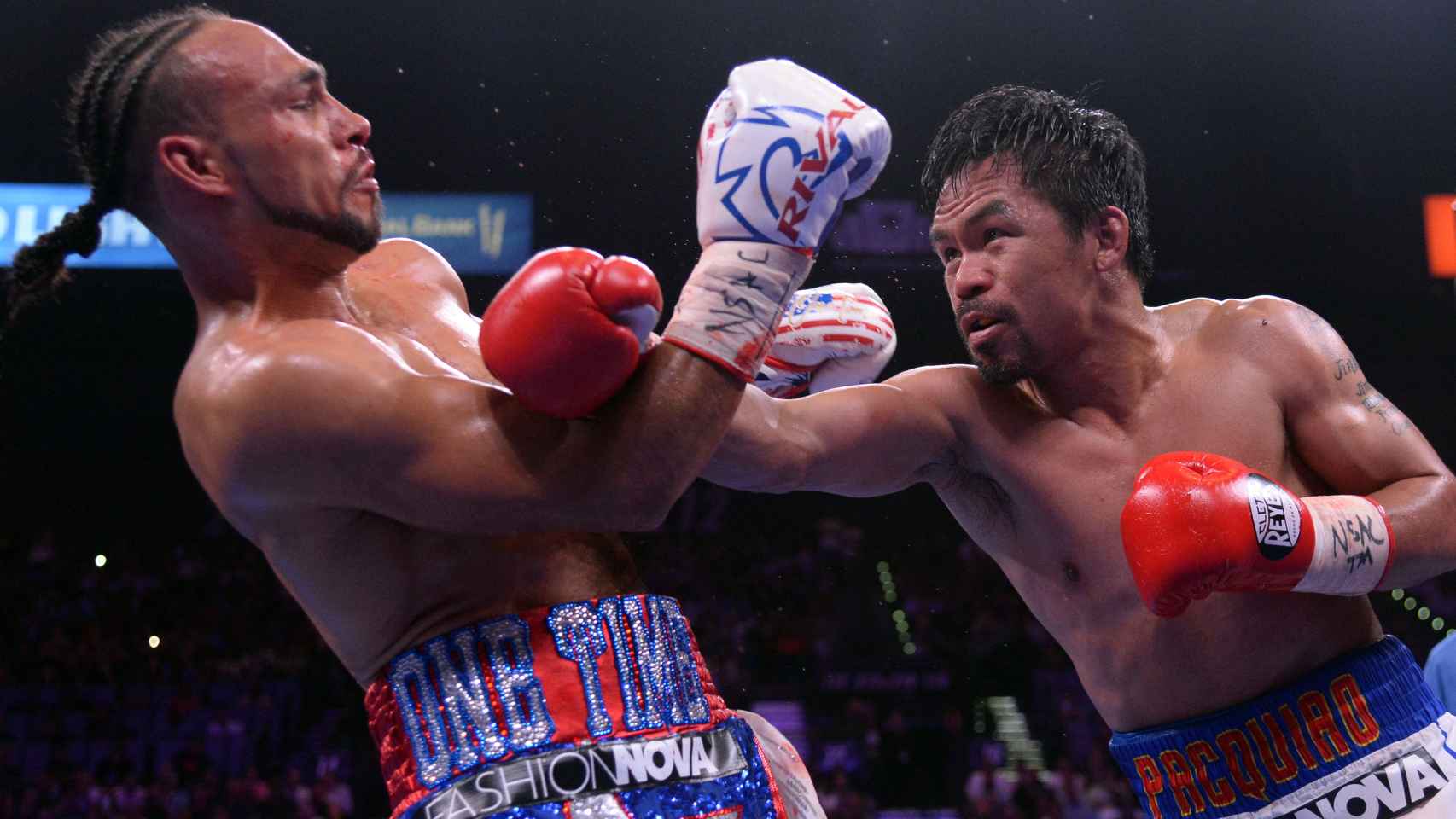 Manny Pacquiao lanzando un golpe a Thurman durante el combate