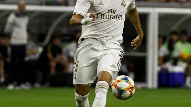 Karim Benzema corre junto al balón