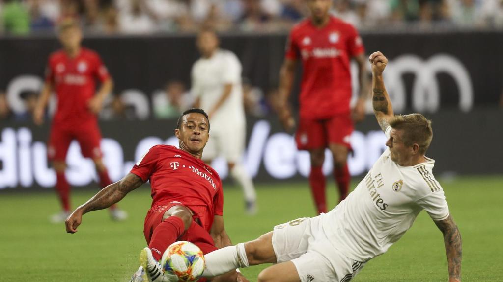 Toni Kroos se va al suelo para intentar robar un balón