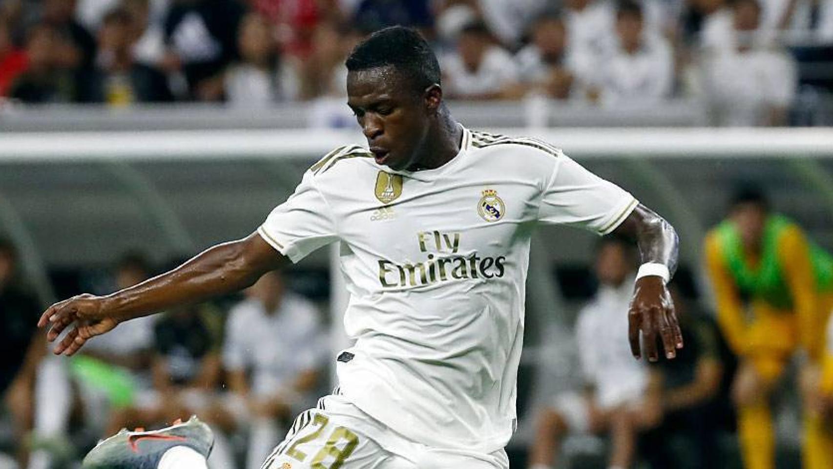 Vinicius dispara a portería con el jugador del Bayern delante