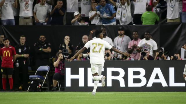 Rodrygo celebra su gol de falta con el Real Madrid ante el Bayern en su debut.