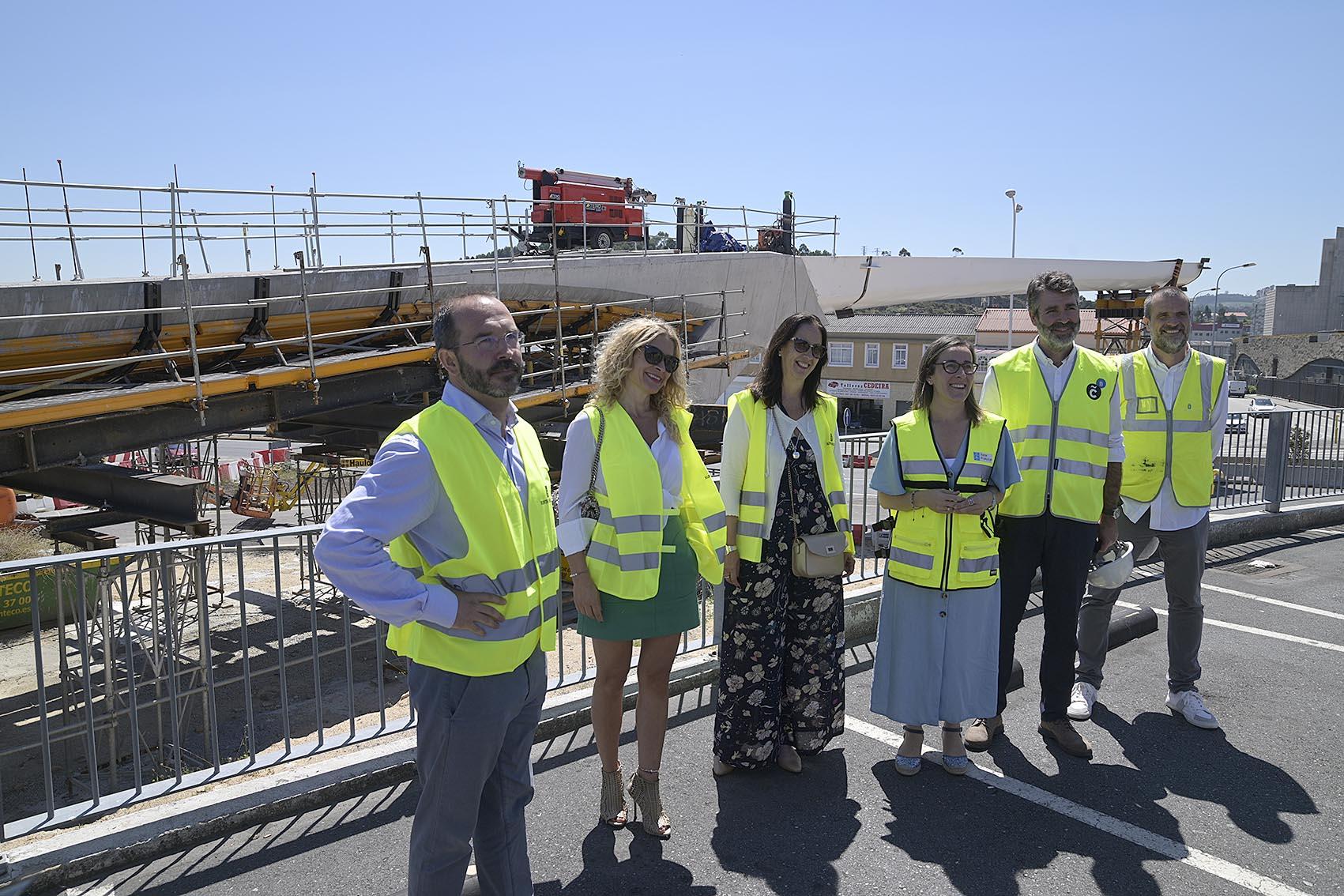 La conselleira de Infraestruturas e Mobilidade, Ethel Vázquez, junto con el delegado de la Xunta en A Coruña, Ovidio Rodeiro, supervisando la instalación de la pasarela de Marineda hace unos días