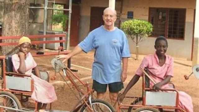 Trevor Robinson, misionero británico de los Padres Blancos en Ghana, y sus triciclos.