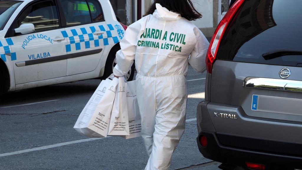 Efectivos de la Guardia Civil en el lugar donde se cometió el crimen por violencia de género.