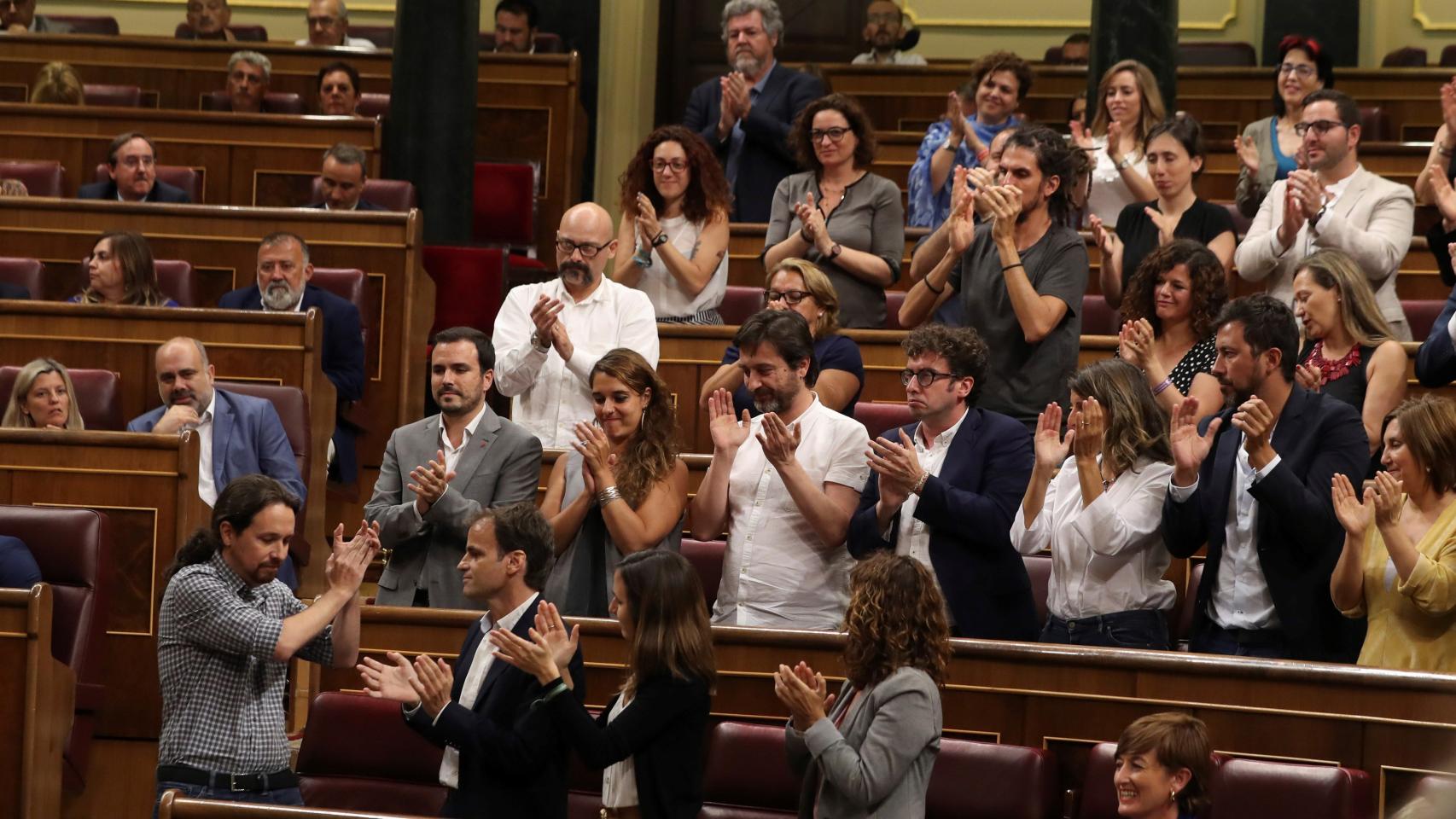 Pablo Iglesias aplaudido por su grupo en el Congreso.