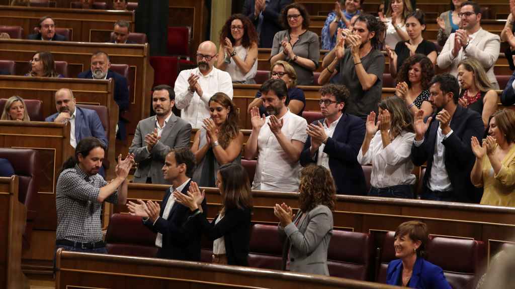 Garzón (IU) y Asens (En Comú) aplauden a Iglesias tras su ruptura con Sánchez en el debate de investidura.
