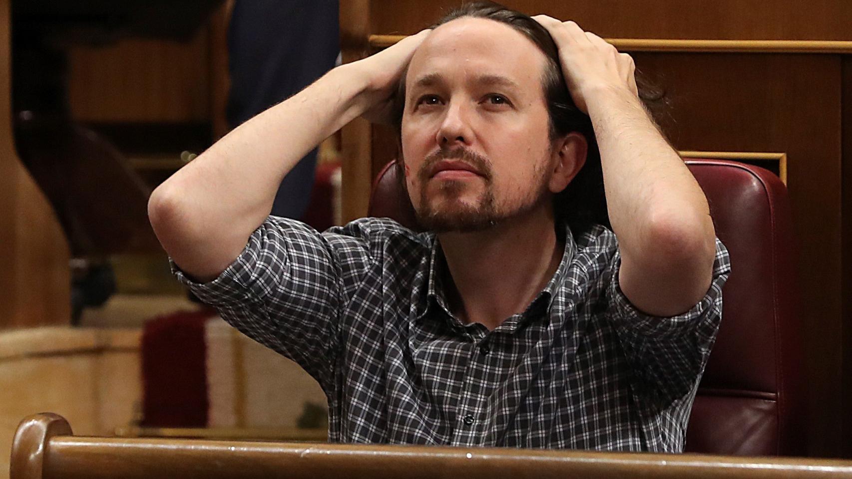 Pablo Iglesias gesticula durante su rifirrafe con Pedro Sánchez en la se sión de investidura.