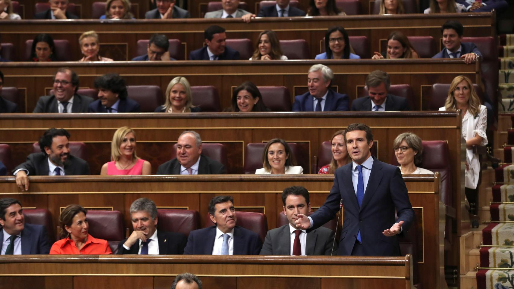 El presidente del Partido Popular, Pablo Casado, se dirige a Pedro Sánchez en el debate de investidura.