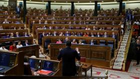 Pedro Sánchez se dirige a Pablo Iglesias durante su sesión de investidura en el Congreso.