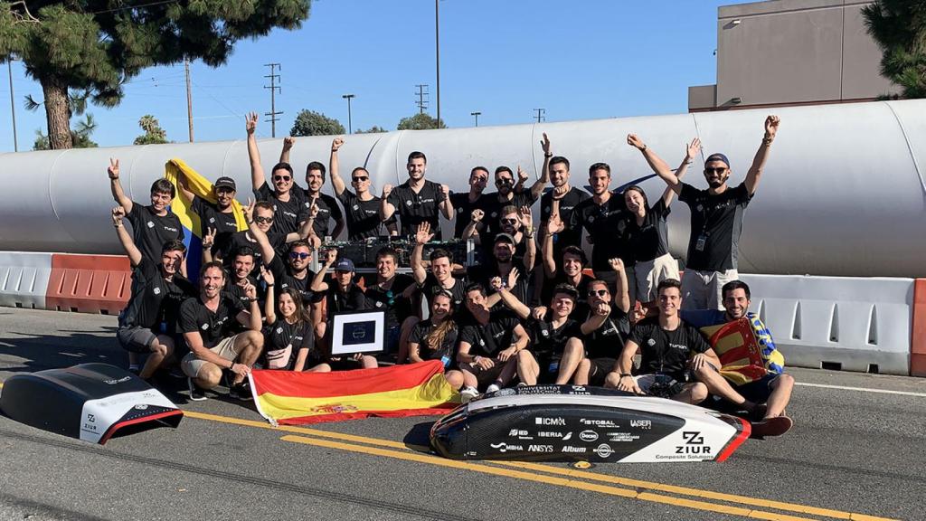 El equipo de la UPV al finalizar la competición entre los ocho primeros.