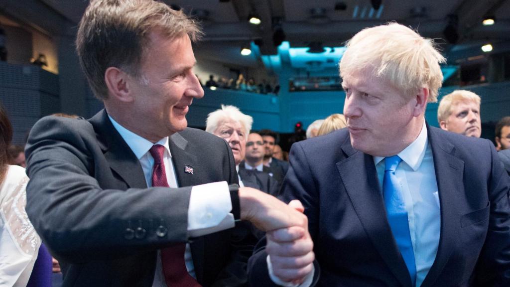 Johnson junto a Jeremy Hunt en el momento de ser elegido