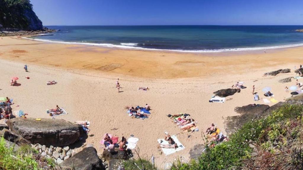 Playa España (Gijón), donde quedó atrapado Sergio.