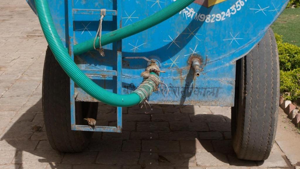 Las camiones de agua venden su contenido al mejor postor.