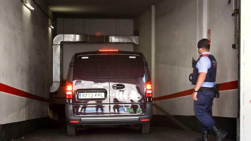 El coche de la funeraria entrando en el edificio a recoger el cuerpo de Eva Abad