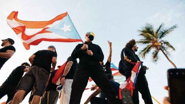 Bad Bunny participando en las protestas de Puerto Rico.