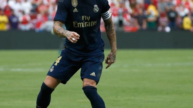 Sergio Ramos busca un compañero al que pasar la pelota frente al Arsenal