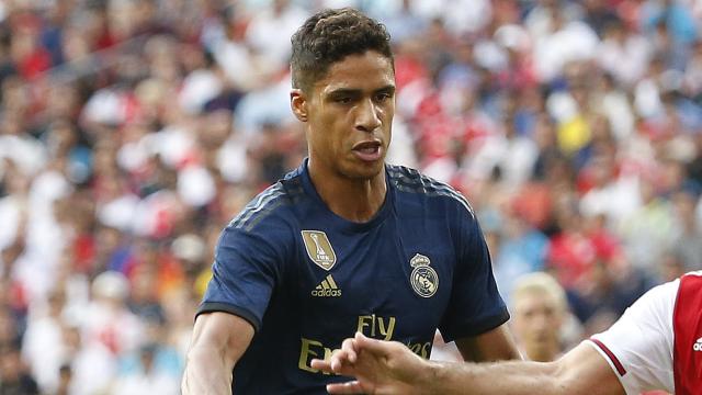 Varane pelea por el balón con un jugador del Arsenal