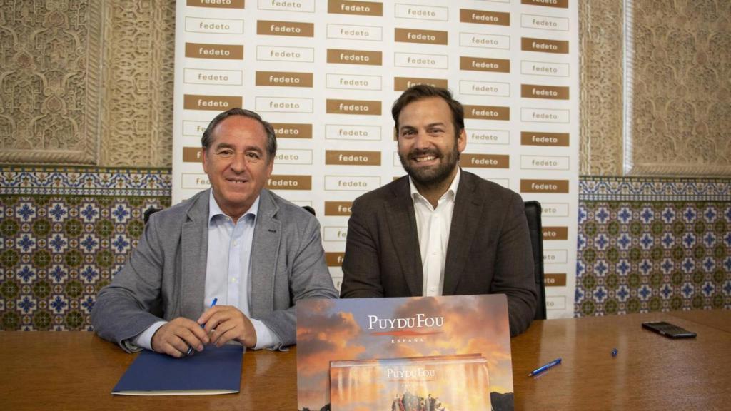 En la firma del acuerdo han participado el presidente de Fedeto, Ángel Nicolás García, y el consejero delegado de Puy du Fou España, Erwan de la Villéon