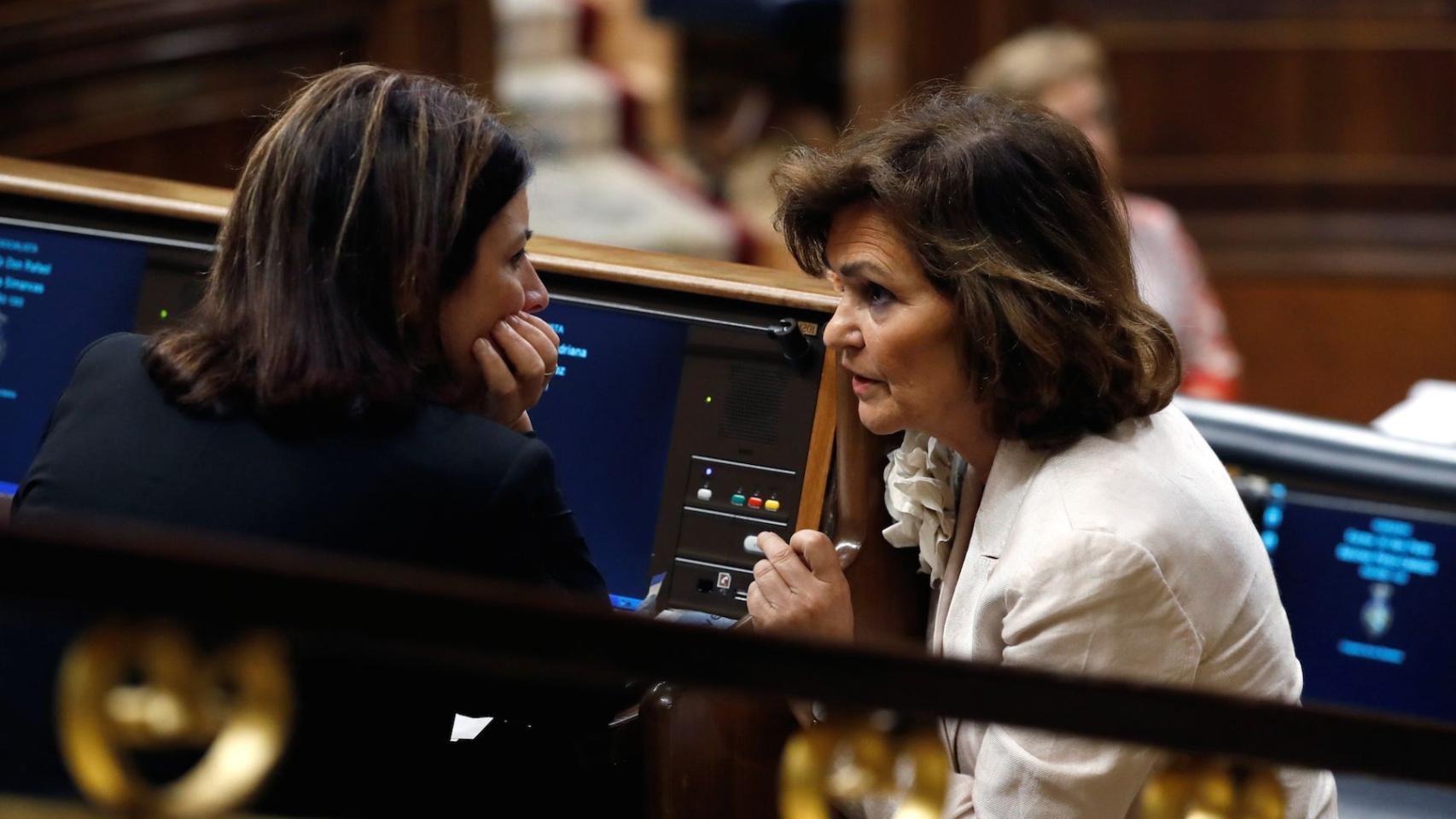 Adriana Lastra y Carmen Calvo, miembros del equipo negociador, este martes en el Congreso de los Diputados.