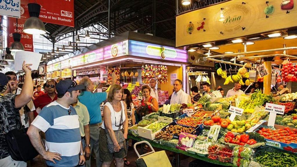Puestos de fruta y verdura en el interior del Mercado de La Boquería.
