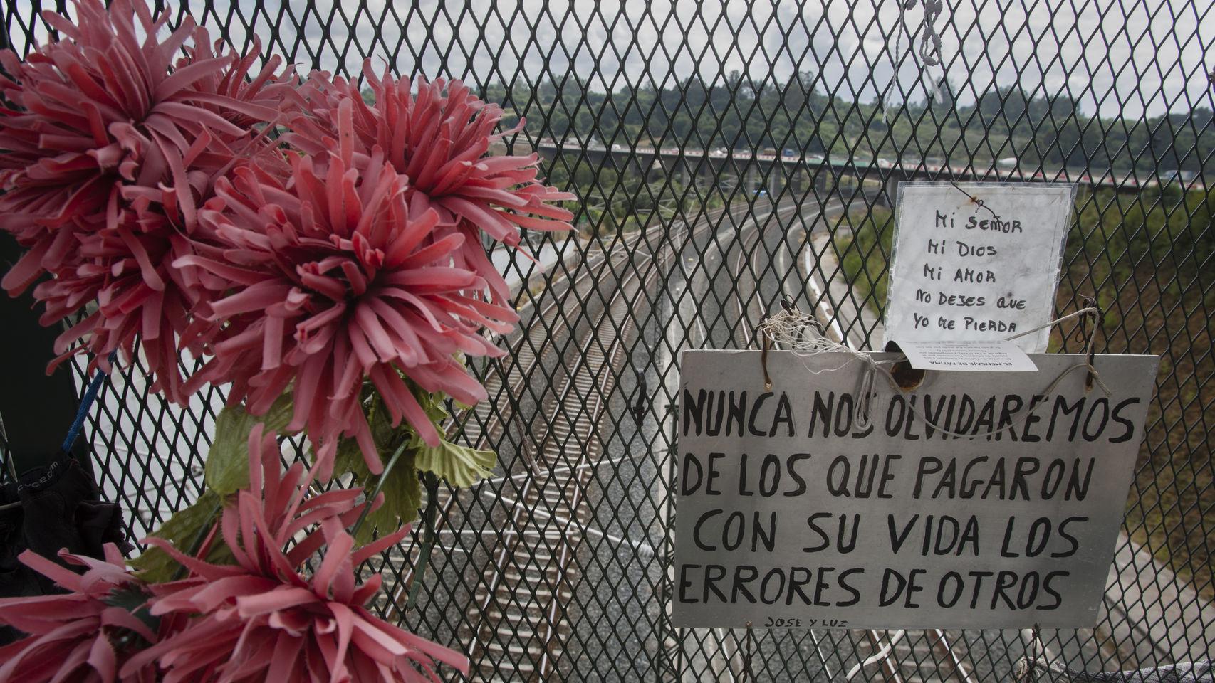 Flores en Angrois, el lugar donde descarriló el Alvia.