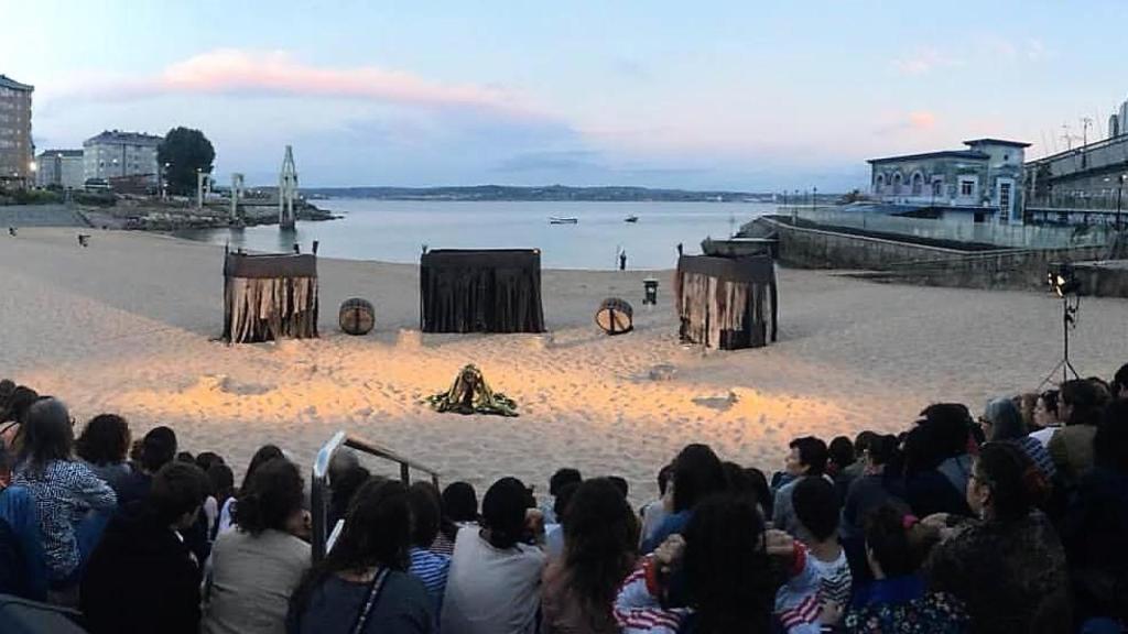 Escenario en la playa de San Amaro