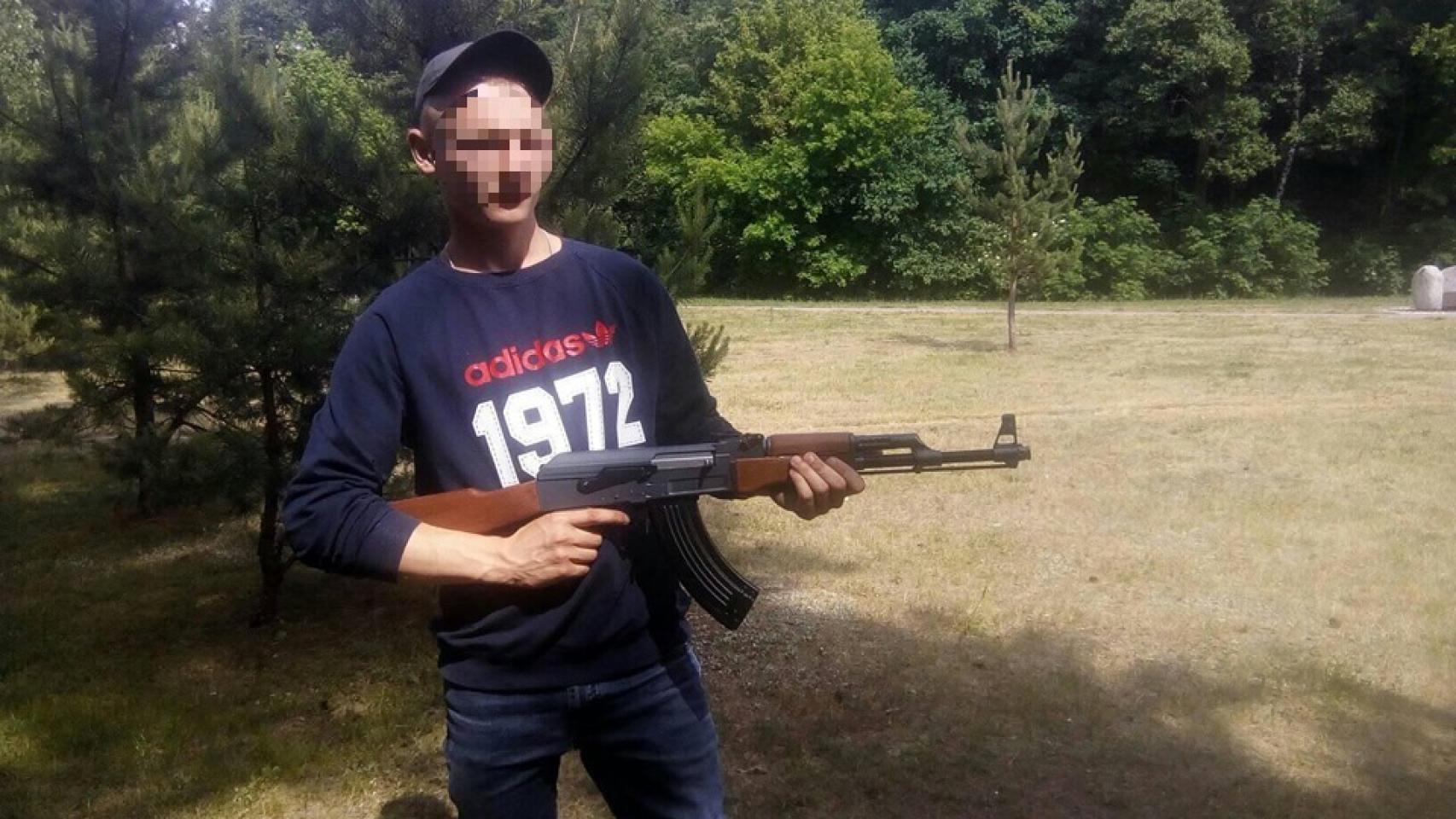 Edgaras, uno de los supuestos cabecillas de la red de tráfico de marihuana, posando con una AK-47.